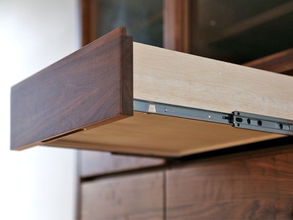 【フライミー ヴェール/FLYMEe vert / GOODS】のLOW CUPBOARD / ローカップボード #19016 インテリア・キッズ・メンズ・レディースファッション・服の通販 founy(ファニー) 　グラス　Glass, Eyewear　シンプル　Simple, Minimal　プレート　Plate, Dish　エレガント 上品　Elegant　ホーム・キャンプ・アウトドア・お取り寄せ　Home Living / Home & Lifestyle / Camping Gear / Outdoor Camping　キッチン・ダイニング　Kitchen & Dining Essentials. Stylish & Functional Tableware　キッチン収納　Kitchen Storage　キッチン収納・食器棚・レンジ台　Kitchen Cabinet　ホーム・キャンプ・アウトドア・お取り寄せ　Home Living / Home & Lifestyle / Camping Gear / Outdoor Camping　キッチン・ダイニング　Kitchen & Dining Essentials. Stylish & Functional Tableware　キッチン家電・キッチン用品　Kitchen Appliances & Tools　マグカップ・カップ&ソーサー・陶器食器　Mugs / Cups and Saucers / Ceramic Drinkware　引き出しはフルスライドレールを装備しており、開閉がスムーズです。|ID: prp329100004925427 ipo3291000000036960554