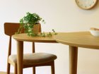 【高野木工/TAKANO MOKKOU / GOODS】のBALLOON DINING TABLE / バルーン ダイニングテーブル 天板の小口は斜めに加工され、薄くすっきりと見える作りになっています。|ID: prp329100004925637 ipo3291000000036962144