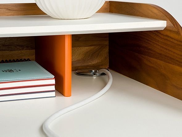 【ハーマンミラー/Herman Miller / GOODS】のNelson Swag Leg Desk / ネルソン スワッグレッグデスク インテリア・キッズ・メンズ・レディースファッション・服の通販 founy(ファニー) 　イエロー　Yellow　オレンジ　Orange　カラフル　Colorful Design　デスク　Desk, Work Desk　ホーム・キャンプ・アウトドア・お取り寄せ　Home Living / Home & Lifestyle / Camping Gear / Outdoor Camping　家具・インテリア　Home Furniture & Interior. Stylish & Functional Living Spaces　その他 インテリア雑貨、家具　Home Decor & Furniture Extras　デスクの後ろには配線ケーブルを通すグロメットがついています。|ID: prp329100004927854 ipo3291000000036977741