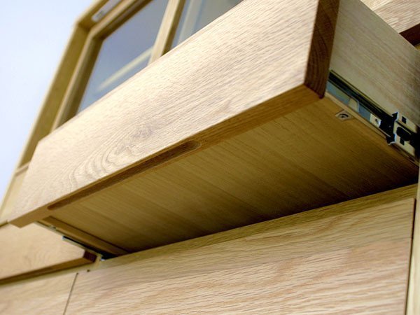 【フライミー ヴェール/FLYMEe vert / GOODS】のCUPBOARD / カップボード #19019 インテリア・キッズ・メンズ・レディースファッション・服の通販 founy(ファニー) 　グラス　Glass, Eyewear　シンプル　Simple, Minimal　プレート　Plate, Dish　おすすめ　Recommended / Our Picks　エレガント 上品　Elegant　ホーム・キャンプ・アウトドア・お取り寄せ　Home Living / Home & Lifestyle / Camping Gear / Outdoor Camping　キッチン・ダイニング　Kitchen & Dining Essentials. Stylish & Functional Tableware　キッチン収納　Kitchen Storage　キッチン収納・食器棚・レンジ台　Kitchen Cabinet　ホーム・キャンプ・アウトドア・お取り寄せ　Home Living / Home & Lifestyle / Camping Gear / Outdoor Camping　キッチン・ダイニング　Kitchen & Dining Essentials. Stylish & Functional Tableware　キッチン家電・キッチン用品　Kitchen Appliances & Tools　マグカップ・カップ&ソーサー・陶器食器　Mugs / Cups and Saucers / Ceramic Drinkware　取っ手は無垢材を使用することにより可能な凹状加工が施されています。|ID: prp329100004928274 ipo3291000000036981590