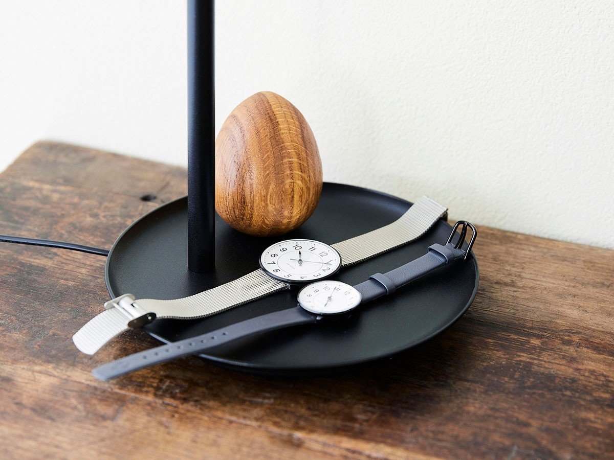 【イデー/IDEE / GOODS】のCAMPANA TABLE LAMP / カンパーナ テーブルランプ インテリア・キッズ・メンズ・レディースファッション・服の通販 founy(ファニー) 　アクセサリー　Fashion Accessories　テーブル　Table, Dining Table　デスク　Desk, Work Desk　バランス　Balance, Style Balance　フォルム　Silhouette, Form　プレート　Plate, Dish　モチーフ　Motif, Design Theme　腕時計　Wristwatch　ホーム・キャンプ・アウトドア・お取り寄せ　Home Living / Home & Lifestyle / Camping Gear / Outdoor Camping　家具・インテリア　Home Furniture & Interior. Stylish & Functional Living Spaces　ライト・照明　Lamps & Lighting Fixtures　ベース部分は縁に高さを持たせたプレート型になっており、腕時計やアクセサリーなど、小物類の一時的な置き|ID: prp329100004929232 ipo3291000000036992218