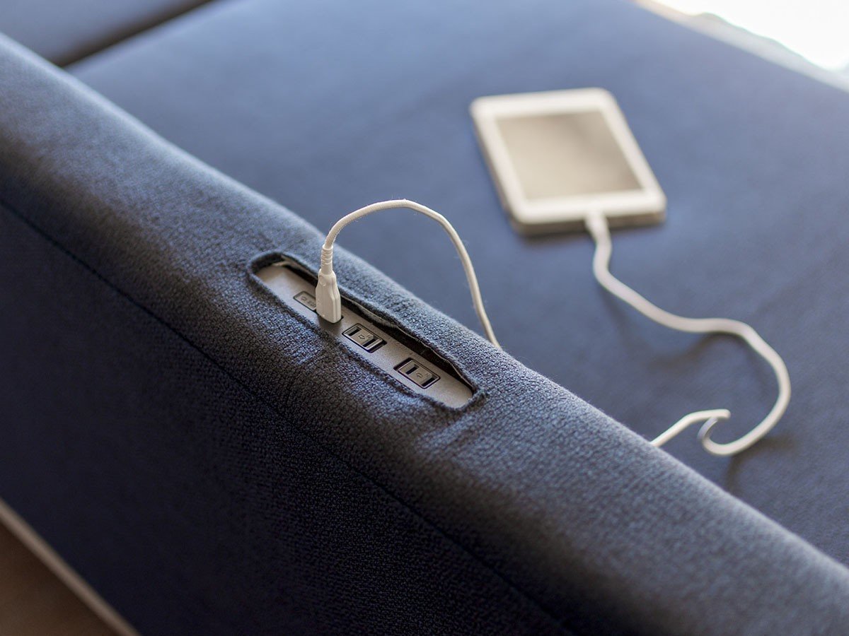 【フミ/Fumi / GOODS】のクッションでくつろぐソファ +pet / クッションでくつろぐソファ セミワイド + ロング(ペット対応生地) インテリア・キッズ・メンズ・レディースファッション・服の通販 founy(ファニー) 　クッション　Cushion, Throw Pillow　シンプル　Simple, Minimal　スマート　Smart, Elegant　ロング　Long, Long-Length　ワイド　Wide, Wide Fit　ワーク　Workwear, Utility Style　ホーム・キャンプ・アウトドア・お取り寄せ　Home Living / Home & Lifestyle / Camping Gear / Outdoor Camping　家具・インテリア　Home Furniture & Interior. Stylish & Functional Living Spaces　その他 インテリア雑貨、家具　Home Decor & Furniture Extras　背もたれ中央にはUSBポートとコンセントを内蔵。テレワークや動画鑑賞、掃除機かけなどに重宝します。|ID: prp329100004929975 ipo3291000000036999513