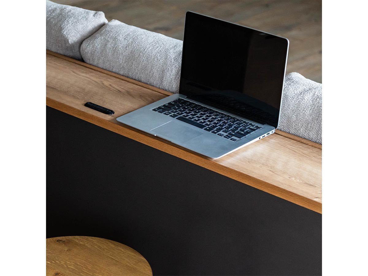 【イージーライフ/Easy Life / GOODS】のHUSKY SOFA BED / ハスキー ソファベッド スエード調 インテリア・キッズ・メンズ・レディースファッション・服の通販 founy(ファニー) 　クッション　Cushion, Throw Pillow　スマート　Smart, Elegant　フレーム　Frame, Outline　モダン　Modern, Contemporary　エレガント 上品　Elegant　ホーム・キャンプ・アウトドア・お取り寄せ　Home Living / Home & Lifestyle / Camping Gear / Outdoor Camping　家具・インテリア　Home Furniture & Interior. Stylish & Functional Living Spaces　ソファー　Couches & Sofas　フレームの天板は奥行きがあり、パソコン作業や書き物など、ちょっとした作業スペースとしても機能します。|ID: prp329100004930492 ipo3291000000037005179