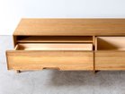 【松井木工/MATSUI MOKKO / GOODS】のLAF TV BOARD / ラフ テレビボード(木面 / 木脚) 扉はアクリルに特殊な突板を貼っており、扉を閉めたままリモコン操作が可能です。|ID: prp329100004939290 ipo3291000000037064409