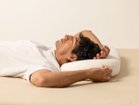 【オーストリッチピロー/Ostrichpillow / GOODS】のMEMORY FOAM BED PILLOW / メモリーフォームベッドピロー(パウダーホワイト) 枕の向きを180度回転させることで、首元の高さを微調整できます。|ID: prp329100004939407 ipo3291000000037065209
