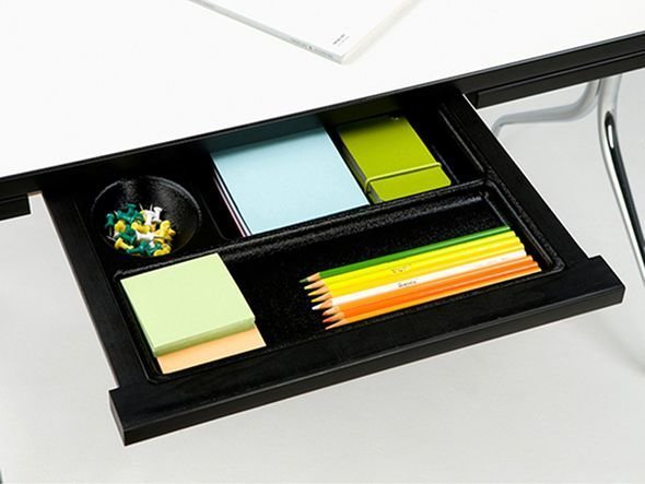 【ハーマンミラー/Herman Miller / GOODS】のNelson Swag Leg Desk / ネルソン スワッグレッグデスク インテリア・キッズ・メンズ・レディースファッション・服の通販 founy(ファニー) 　イエロー　Yellow　オレンジ　Orange　カラフル　Colorful Design　デスク　Desk, Work Desk　ホーム・キャンプ・アウトドア・お取り寄せ　Home Living / Home & Lifestyle / Camping Gear / Outdoor Camping　家具・インテリア　Home Furniture & Interior. Stylish & Functional Living Spaces　その他 インテリア雑貨、家具　Home Decor & Furniture Extras　フロント部分の天板下にはトレイの引き出しがついています。|ID: prp329100004939748 ipo3291000000037069019