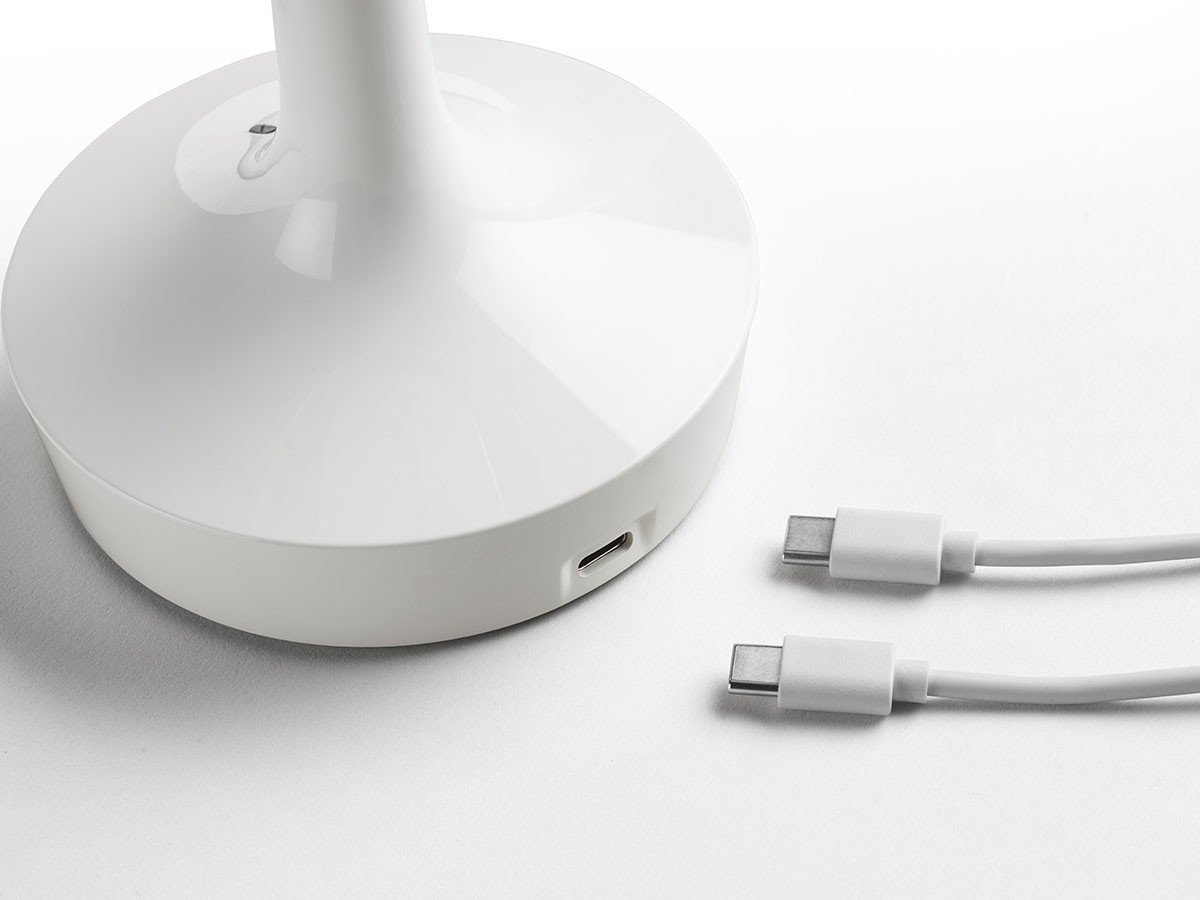 【フロス/FLOS / GOODS】のBon Jour Unplugged / ボンジュール アンプラグド(フレンチローズ) インテリア・キッズ・メンズ・レディースファッション・服の通販 founy(ファニー) 　送料無料　Free Shipping　テーブル　Table, Dining Table　フランス　France, French　フレンチ　French, French Style　ローズ　Rose, Rose Motif　ホーム・キャンプ・アウトドア・お取り寄せ　Home Living / Home & Lifestyle / Camping Gear / Outdoor Camping　家具・インテリア　Home Furniture & Interior. Stylish & Functional Living Spaces　ライト・照明　Lamps & Lighting Fixtures　USBケーブルでの充電のほか、ワイヤレス充電にも対応しています。|ID: prp329100004940422 ipo3291000000037076388