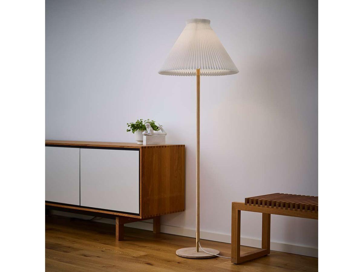 【レ クリント/LE KLINT / GOODS】のFLOOR LAMP 328 LK80 / フロアランプ 328 LK80(ライトオーク) インテリア・キッズ・メンズ・レディースファッション・服の通販 founy(ファニー) 　クラシック　Classic, Timeless Style　シンプル　Simple, Minimal　ハンド　Hand, Handmade　フォルム　Silhouette, Form　プリーツ　Pleats, Pleated　モダン　Modern, Contemporary　送料無料　Free Shipping　ホーム・キャンプ・アウトドア・お取り寄せ　Home Living / Home & Lifestyle / Camping Gear / Outdoor Camping　家具・インテリア　Home Furniture & Interior. Stylish & Functional Living Spaces　ライト・照明　Lamps & Lighting Fixtures　フロアランプ・スタンドライト　Floor Lamp / Standing Lamp　-|ID: prp329100004940432 ipo3291000000037076445