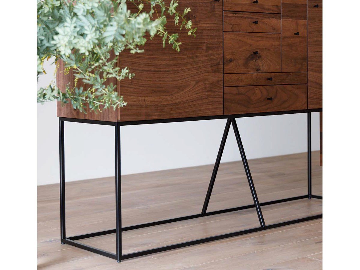 【ヒラシマ/HIRASHIMA / GOODS】のVARIO Side Board 126 / ヴァリオ サイドボード 126 インテリア・キッズ・メンズ・レディースファッション・服の通販 founy(ファニー) 　アクセサリー　Fashion Accessories　シンプル　Simple, Minimal　ジュエリー　Jewelry, Accessories　スリム　Slim, Slim Fit　フレーム　Frame, Outline　エレガント 上品　Elegant　ホーム・キャンプ・アウトドア・お取り寄せ　Home Living / Home & Lifestyle / Camping Gear / Outdoor Camping　家具・インテリア　Home Furniture & Interior. Stylish & Functional Living Spaces　収納家具・キャビネット　Storage Furniture　チェスト・収納引き出し　Drawers / Storage Chest　ホーム・キャンプ・アウトドア・お取り寄せ　Home Living / Home & Lifestyle / Camping Gear / Outdoor Camping　家具・インテリア　Home Furniture & Interior. Stylish & Functional Living Spaces　収納家具・キャビネット　Storage Furniture　サイドボード・リビング収納　Cabinet / Storage Cabinet　中央のフレームを山型にすることで、デザイン性と堅牢性を高めています。|ID: prp329100004941247 ipo3291000000037084918