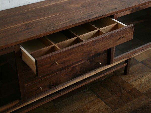 【グリニッチ オリジナル ファニチャー/greeniche original furniture / GOODS】のSide Board 1800 / サイドボード 1800 インテリア・キッズ・メンズ・レディースファッション・服の通販 founy(ファニー) 　アクセサリー　Fashion Accessories　アンティーク　Antique-Inspired　ウッド　Wooden Design　オイル　Body Oil　ガラス　Glass, Glassware　スクエア　Square, Square Shape　人気　Popular, Best Seller　ビンテージ　Vintage, Retro Style　おすすめ　Recommended / Our Picks　ホーム・キャンプ・アウトドア・お取り寄せ　Home Living / Home & Lifestyle / Camping Gear / Outdoor Camping　家具・インテリア　Home Furniture & Interior. Stylish & Functional Living Spaces　収納家具・キャビネット　Storage Furniture　サイドボード・リビング収納　Cabinet / Storage Cabinet　最上段の引出し内には、取り外し可能な小物の小分けスペースがあり、印鑑やアクセサリー類など、良く使う小|ID: prp329100004941308 ipo3291000000037085356