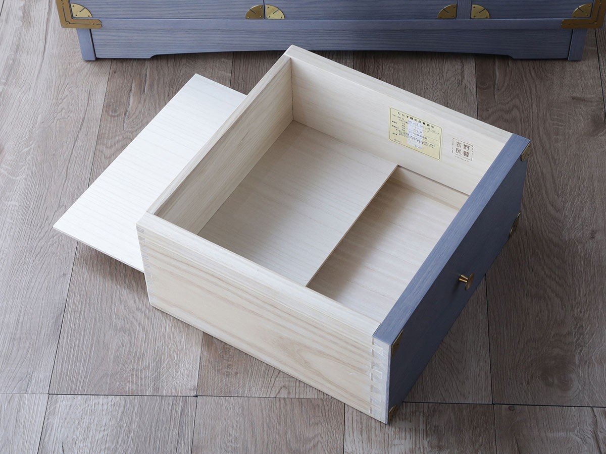 【吉野民藝/yoshino mingei / GOODS】の吉野プレミアム 80 階段タンス / 吉野プレミアム 80 階段タンス インテリア・キッズ・メンズ・レディースファッション・服の通販 founy(ファニー) 　シンプル　Simple, Minimal　プレミアム　Premium, High-End　モダン　Modern, Contemporary　ホーム・キャンプ・アウトドア・お取り寄せ　Home Living / Home & Lifestyle / Camping Gear / Outdoor Camping　家具・インテリア　Home Furniture & Interior. Stylish & Functional Living Spaces　収納家具・キャビネット　Storage Furniture　チェスト・収納引き出し　Drawers / Storage Chest　中段の引き出しには、底板を引き出せる仕掛けがあります。|ID: prp329100004941495 ipo3291000000037086971