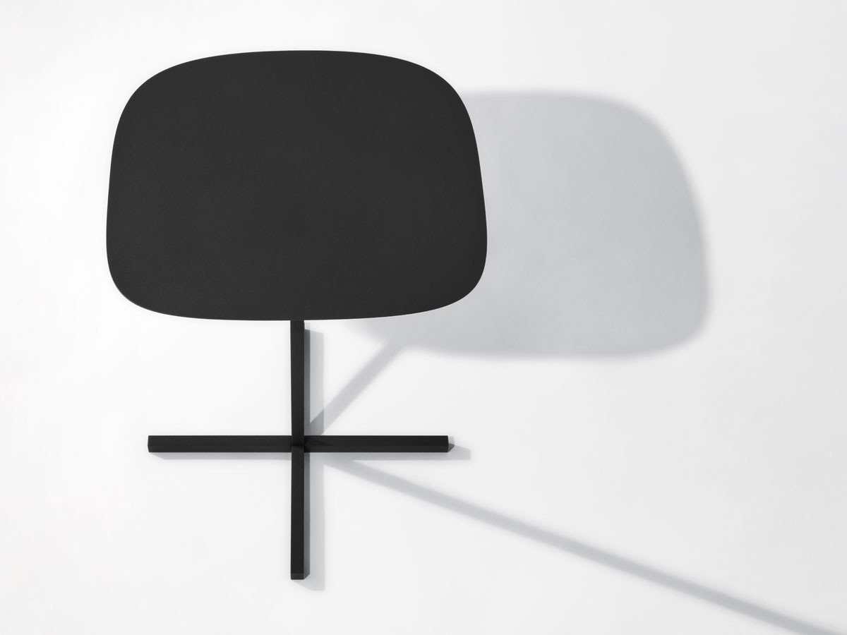 【デュエンデ/DUENDE / GOODS】のSOLID STEEL TABLE / ソリッド スチール テーブル インテリア・キッズ・メンズ・レディースファッション・服の通販 founy(ファニー) 　腕時計　Wristwatch　シンプル　Simple, Minimal　テーブル　Table, Dining Table　フラット　Flat, Flat Shoes　フレーム　Frame, Outline　送料無料　Free Shipping　ホーム・キャンプ・アウトドア・お取り寄せ　Home Living / Home & Lifestyle / Camping Gear / Outdoor Camping　家具・インテリア　Home Furniture & Interior. Stylish & Functional Living Spaces　テーブル　Dining, Coffee & Side Tables　サイドテーブル・ナイトテーブル　Side & End Tables　天板は前後のカーブの形状が微妙に異なり、緩急のついた曲線の有機的デザインが特徴です。|ID: prp329100004941925 ipo3291000000037090377