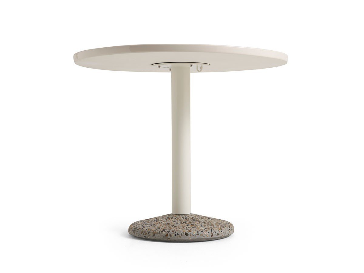 【ヘイ/HAY / GOODS】のCERAMIC TABLE / セラミック テーブル 直径90cm インテリア・キッズ・メンズ・レディースファッション・服の通販 founy(ファニー) 　アウトドア　Outdoor Clothing　エレガント 上品　Elegant　シンプル　Simple, Minimal　テーブル　Table, Dining Table　なめらか　Smooth, Silky Texture　フォルム　Silhouette, Form　ラウンド　Round, Round Neck　ホーム・キャンプ・アウトドア・お取り寄せ　Home Living / Home & Lifestyle / Camping Gear / Outdoor Camping　家具・インテリア　Home Furniture & Interior. Stylish & Functional Living Spaces　テーブル　Dining, Coffee & Side Tables　カフェテーブル・丸型テーブル　Cafe & Bistro Tables　テーブル天板の下にはフックが設けられており、ワイヤーを使って複数のテーブルを連結することもできます。|ID: prp329100004942111 ipo3291000000037091512