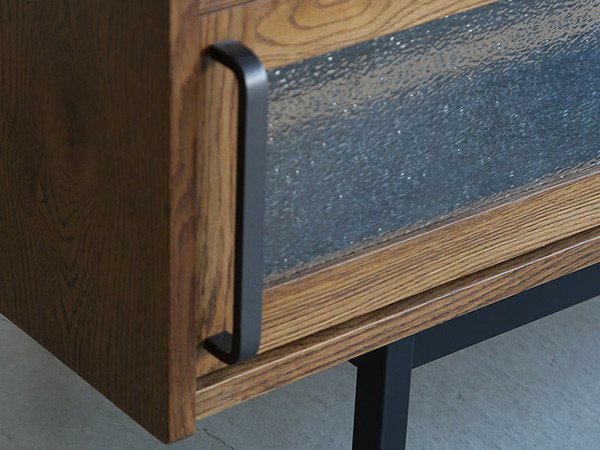 【イージーライフ/Easy Life / GOODS】のZINRO TV BOARD / ジンロ テレビボード 幅160cm(オーク) インテリア・キッズ・メンズ・レディースファッション・服の通販 founy(ファニー) 　ウッド　Wooden Design　ガラス　Glass, Glassware　バランス　Balance, Style Balance　モザイク　Mosaic, Geometric Pattern　ホーム・キャンプ・アウトドア・お取り寄せ　Home Living / Home & Lifestyle / Camping Gear / Outdoor Camping　家具・インテリア　Home Furniture & Interior. Stylish & Functional Living Spaces　テレビボード・テレビ台　TV Cabinets & Consoles　テレビ台・TVボード　Tv Board　引き戸にはレトロな雰囲気のモザイクガラスを使用。内側が滲んだように見えて、AV機器の印象を和らげます|ID: prp329100004942249 ipo3291000000037092398