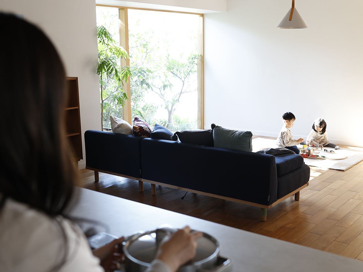 【フミ/Fumi / GOODS】のクッションでくつろぐソファ +pet / クッションでくつろぐソファ ロング(ペット対応生地) インテリア・キッズ・メンズ・レディースファッション・服の通販 founy(ファニー) 　クッション　Cushion, Throw Pillow　ロング　Long, Long-Length　ワイド　Wide, Wide Fit　ホーム・キャンプ・アウトドア・お取り寄せ　Home Living / Home & Lifestyle / Camping Gear / Outdoor Camping　家具・インテリア　Home Furniture & Interior. Stylish & Functional Living Spaces　その他 インテリア雑貨、家具　Home Decor & Furniture Extras　ソファ本体の背が低めのため、ダイニングからも家族やペットの様子がうかがえます。|ID: prp329100004943052 ipo3291000000037101151
