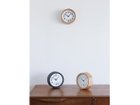 【レムノス/Lemnos / GOODS】のClock A Small / クロック エー スモール ナチュラルにはレッドカラー、ブラックにはブラックカラーのスタンド付。掛け時計としても|ID: prp329100004943494 ipo3291000000037105406