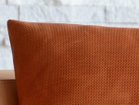 【心石工芸/KOKOROISHI / GOODS】のUCA / ウーカ 長方形 レザー張地のみ、クッション性を出すために裏面は空気抜きの仕様になっています。|ID: prp329100004943658 ipo3291000000037106216
