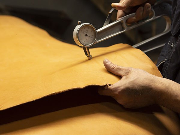 【カジーニ/CASINI / GOODS】のAURA Suede / アウラ スエード バランスボール インテリア・キッズ・メンズ・レディースファッション・服の通販 founy(ファニー) 　イタリア　Italy　エレガント 上品　Elegant　クッション　Cushion, Throw Pillow　コーティング　Coating, Coated Finish　バランス　Balance, Style Balance　送料無料　Free Shipping　ホーム・キャンプ・アウトドア・お取り寄せ　Home Living / Home & Lifestyle / Camping Gear / Outdoor Camping　家具・インテリア　Home Furniture & Interior. Stylish & Functional Living Spaces　その他 インテリア雑貨、家具　Home Decor & Furniture Extras　牛の「皮」がCASINIの鞣し革工房に届いてから、裁断して縫製ができる「革」になるまでに要する期間は|ID: prp329100004943721 ipo3291000000037106716