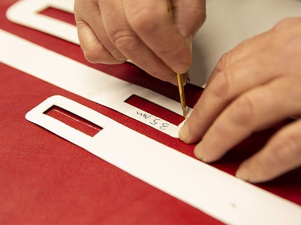 【カジーニ/CASINI / GOODS】のAURA Suede / アウラ スエード バランスボール インテリア・キッズ・メンズ・レディースファッション・服の通販 founy(ファニー) 　イタリア　Italy　エレガント 上品　Elegant　クッション　Cushion, Throw Pillow　コーティング　Coating, Coated Finish　バランス　Balance, Style Balance　送料無料　Free Shipping　ホーム・キャンプ・アウトドア・お取り寄せ　Home Living / Home & Lifestyle / Camping Gear / Outdoor Camping　家具・インテリア　Home Furniture & Interior. Stylish & Functional Living Spaces　その他 インテリア雑貨、家具　Home Decor & Furniture Extras　本革を熟知している一流の職人はその弾力性を維持するために、繊維の方向性に合わせ裁断することができます|ID: prp329100004943721 ipo3291000000037106717