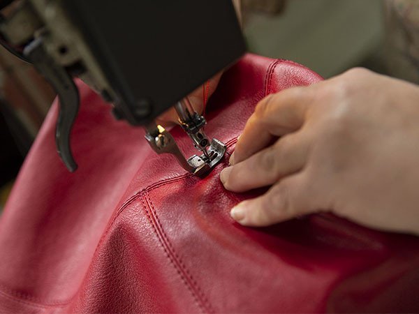 【カジーニ/CASINI / GOODS】のAURA Suede / アウラ スエード バランスボール インテリア・キッズ・メンズ・レディースファッション・服の通販 founy(ファニー) 　イタリア　Italy　エレガント 上品　Elegant　クッション　Cushion, Throw Pillow　コーティング　Coating, Coated Finish　バランス　Balance, Style Balance　送料無料　Free Shipping　ホーム・キャンプ・アウトドア・お取り寄せ　Home Living / Home & Lifestyle / Camping Gear / Outdoor Camping　家具・インテリア　Home Furniture & Interior. Stylish & Functional Living Spaces　その他 インテリア雑貨、家具　Home Decor & Furniture Extras　縫製の際は、本革を押さえながら自分の方に力強く引き寄せ、正確な縫い目の線で仕上げていきます。|ID: prp329100004943721 ipo3291000000037106718