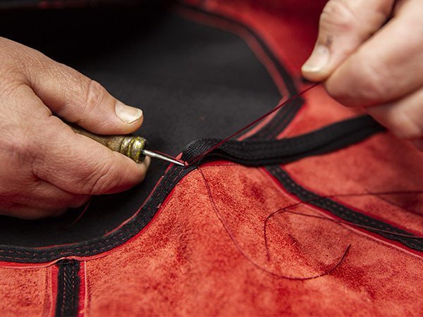 【カジーニ/CASINI / GOODS】のAURA Suede / アウラ スエード バランスボール インテリア・キッズ・メンズ・レディースファッション・服の通販 founy(ファニー) 　イタリア　Italy　エレガント 上品　Elegant　クッション　Cushion, Throw Pillow　コーティング　Coating, Coated Finish　バランス　Balance, Style Balance　送料無料　Free Shipping　ホーム・キャンプ・アウトドア・お取り寄せ　Home Living / Home & Lifestyle / Camping Gear / Outdoor Camping　家具・インテリア　Home Furniture & Interior. Stylish & Functional Living Spaces　その他 インテリア雑貨、家具　Home Decor & Furniture Extras　一見完璧にみえる縫い目でも、この力加減を誤ると、繰り返し使用しているうちにほつれてきてしまいます。A|ID: prp329100004943721 ipo3291000000037106719