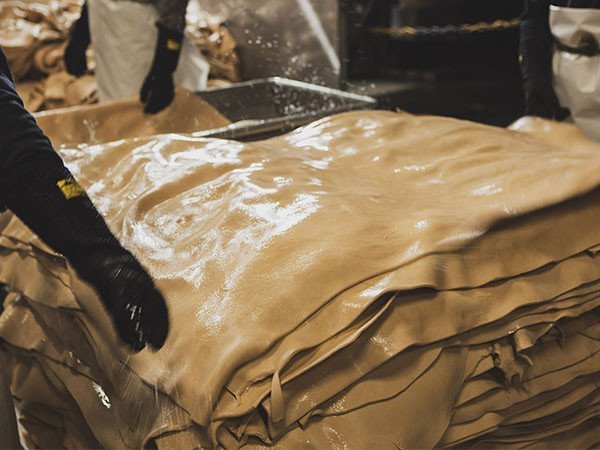 【カジーニ/CASINI / GOODS】のAURA Suede / アウラ スエード バランスボール インテリア・キッズ・メンズ・レディースファッション・服の通販 founy(ファニー) 　イタリア　Italy　エレガント 上品　Elegant　クッション　Cushion, Throw Pillow　コーティング　Coating, Coated Finish　バランス　Balance, Style Balance　送料無料　Free Shipping　ホーム・キャンプ・アウトドア・お取り寄せ　Home Living / Home & Lifestyle / Camping Gear / Outdoor Camping　家具・インテリア　Home Furniture & Interior. Stylish & Functional Living Spaces　その他 インテリア雑貨、家具　Home Decor & Furniture Extras　CASINIでは、革の表面には完全防水ではなく、あえて耐水性(water-resistant)加工を|ID: prp329100004943721 ipo3291000000037106720