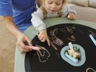 【ストッケ/STOKKE / GOODS】のSTOKKE MuTable / ストッケ ミューテーブル プレイテーブル 別売りのストレージカップを使用すると、天板中央にチョークなどを収納できます。|ID: prp329100004944714 ipo3291000000037113922