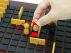 【ギガミック/Gigamic / GOODS】のQuoridor / コリドール 遊び方|コマ同士が向かい合った場合は、相手を飛び越えて次のマスに進むことができます。|ID: prp329100004945039 ipo3291000000037116748