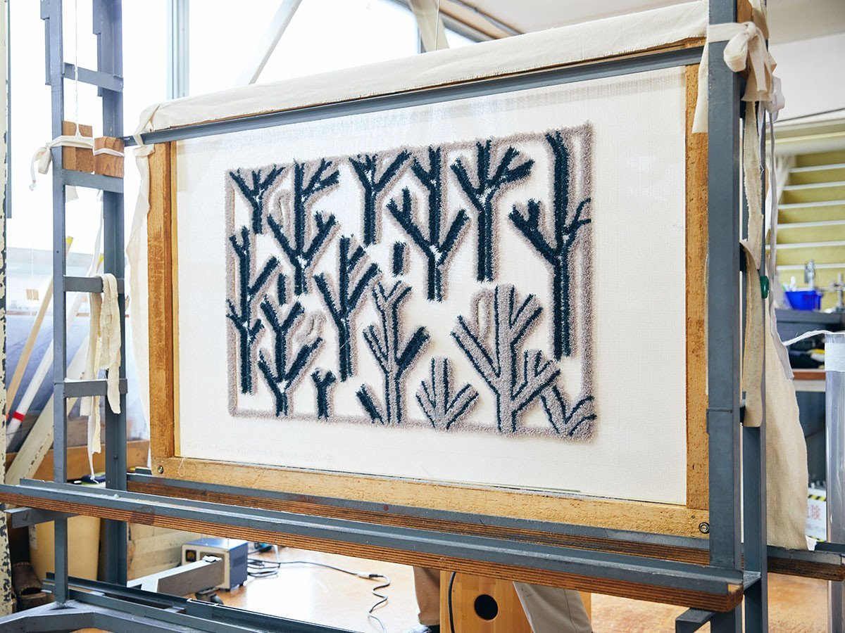 【山形緞通/Yamagata Dantsu / GOODS】のDESIGNERS LINE birds in the forest / デザイナーズライン バーズ・イン・ザ・フォレスト S インテリア・キッズ・メンズ・レディースファッション・服の通販 founy(ファニー) 　ハンド　Hand, Handmade　ループ　Loop, Loop Knit　送料無料　Free Shipping　おすすめ　Recommended / Our Picks　ホーム・キャンプ・アウトドア・お取り寄せ　Home Living / Home & Lifestyle / Camping Gear / Outdoor Camping　家具・インテリア　Home Furniture & Interior. Stylish & Functional Living Spaces　その他 インテリア雑貨、家具　Home Decor & Furniture Extras　小鳥の毛足を長く設定し、表面から浮き出るようなエンボス(浮き彫り加工)を施しているため、織り工程には|ID: prp329100004946243 ipo3291000000037123465