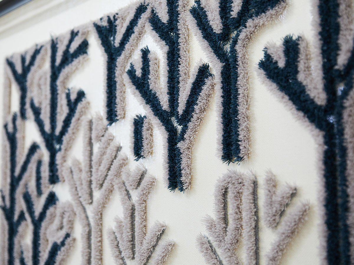 【山形緞通/Yamagata Dantsu / GOODS】のDESIGNERS LINE birds in the forest / デザイナーズライン バーズ・イン・ザ・フォレスト S インテリア・キッズ・メンズ・レディースファッション・服の通販 founy(ファニー) 　ハンド　Hand, Handmade　ループ　Loop, Loop Knit　送料無料　Free Shipping　おすすめ　Recommended / Our Picks　ホーム・キャンプ・アウトドア・お取り寄せ　Home Living / Home & Lifestyle / Camping Gear / Outdoor Camping　家具・インテリア　Home Furniture & Interior. Stylish & Functional Living Spaces　その他 インテリア雑貨、家具　Home Decor & Furniture Extras　特殊な工具で毛足の長さを調整しながら、高密度に織り上げていくことによって、はじめて小鳥に立体感が生ま|ID: prp329100004946243 ipo3291000000037123466