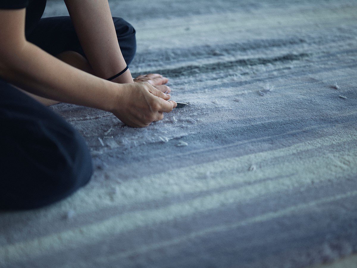 【山形緞通/Yamagata Dantsu / GOODS】のCONTEMPORARY LINE - KEI SERIES - shimotsuki / 現代ライン - 景シリーズ - しもつき 255 × 255cm インテリア・キッズ・メンズ・レディースファッション・服の通販 founy(ファニー) 　グラデーション　Gradient, Ombre　冬　Winter / This Winter　ホーム・キャンプ・アウトドア・お取り寄せ　Home Living / Home & Lifestyle / Camping Gear / Outdoor Camping　家具・インテリア　Home Furniture & Interior. Stylish & Functional Living Spaces　その他 インテリア雑貨、家具　Home Decor & Furniture Extras　じゅうたんの表面をカットするシャーリング加工を施すことにより、表面が均一になり鮮やかな柄を出すことが|ID: prp329100004946292 ipo3291000000037123882