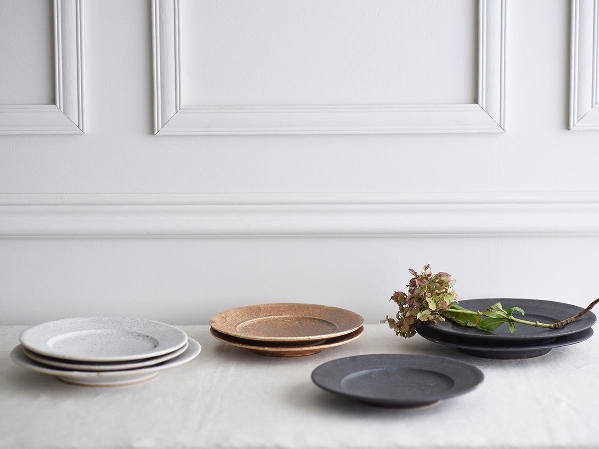 【ミシンポタリークリエーション/MISHIM POTTERY CREATION / GOODS】のfractal rim plate M susu / フラクタル リムプレート M(スス) インテリア・キッズ・メンズ・レディースファッション・服の通販 founy(ファニー) 　クラシカル　Classical, Vintage-Inspired　コレクション　Collection, Seasonal Line　シェイプ　Shape, Slim Fit　シンプル　Simple, Minimal　皿　Plate, Dish　テーブル　Table, Dining Table　フラット　Flat, Flat Shoes　プレート　Plate, Dish　左から:hibi / ヒビ、sabi / サビ、susu / スス(本商品)|ID: prp329100004946601 ipo3291000000037125959