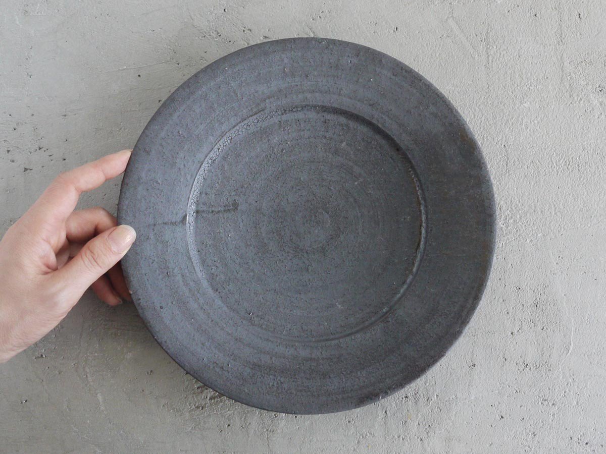 【ミシンポタリークリエーション/MISHIM POTTERY CREATION / GOODS】のfractal rim plate M susu / フラクタル リムプレート M(スス) インテリア・キッズ・メンズ・レディースファッション・服の通販 founy(ファニー) 　クラシカル　Classical, Vintage-Inspired　コレクション　Collection, Seasonal Line　シェイプ　Shape, Slim Fit　シンプル　Simple, Minimal　皿　Plate, Dish　テーブル　Table, Dining Table　フラット　Flat, Flat Shoes　プレート　Plate, Dish　色の出方や濃さは1点ずつ異なります。鉄の成分がどの程度出るかによって、マットな黒であったり赤茶色がか|ID: prp329100004946601 ipo3291000000037125961