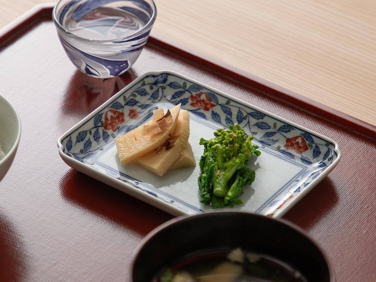 【源右衛門窯/Gen Emon Kiln / GOODS】の赤絵唐草濃 角平銘々皿 / 赤絵唐草濃 角平銘々皿 インテリア・キッズ・メンズ・レディースファッション・服の通販 founy(ファニー) 　皿　Plate, Dish　テーブル　Table, Dining Table　定番　Standard, Basic Item　人気　Popular, Best Seller　フォルム　Silhouette, Form　プレート　Plate, Dish　送料無料　Free Shipping　参考イメージ|ID: prp329100004946652 ipo3291000000037126177