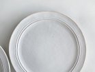 【ミシンポタリークリエーション/MISHIM POTTERY CREATION / GOODS】のStiLL round “year”plate S 2026 / スティル ラウンド イヤープレート S 2026(胡粉) 制作工程上、色を掛け流す際につく指跡や、絵の具の飛沫跡、細かな黒点(窯の中に残る鉄分が付着したもの)|ID: prp329100004947126 ipo3291000000037127703