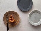 【ミシンポタリークリエーション/MISHIM POTTERY CREATION / GOODS】のfractal cake plate susu / フラクタル ケーキプレート(スス) 左から:sabi / サビ、susu / スス(本商品)、hibi / ヒビ|ID: prp329100004947409 ipo3291000000037128638
