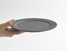 【ミシンポタリークリエーション/MISHIM POTTERY CREATION / GOODS】のfractal cake plate susu / フラクタル ケーキプレート(スス) 色の出方や濃さは1点ずつ異なります。鉄の成分がどの程度出るかによって、マットな黒であったり赤茶色がか|ID: prp329100004947409 ipo3291000000037128639