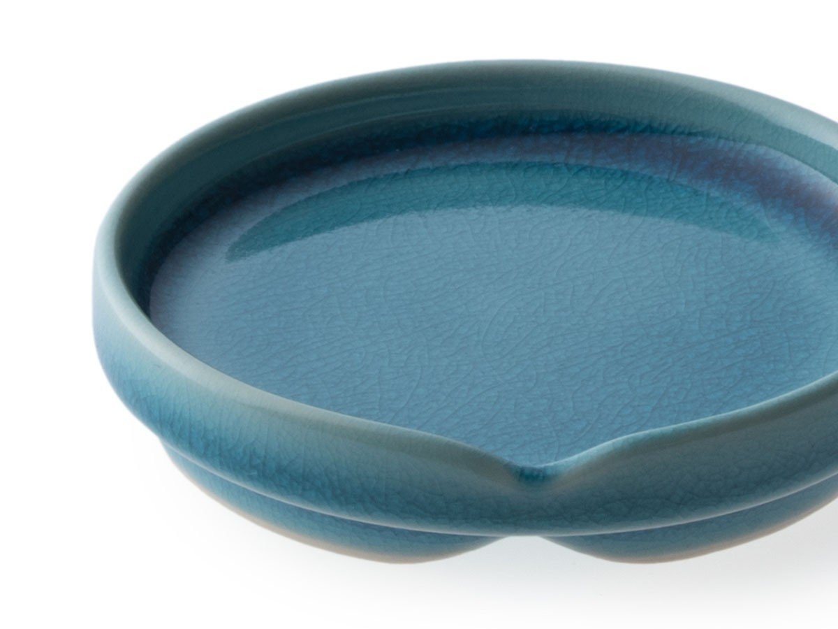 【ハス/HASU / GOODS】のWATER CRACKLE Plate S / 水貫入 小皿 インテリア・キッズ・メンズ・レディースファッション・服の通販 founy(ファニー) 　シンプル　Simple, Minimal　テーブル　Table, Dining Table　フォルム　Silhouette, Form　プレート　Plate, Dish　エレガント 上品　Elegant　皿　Plate, Dish　醤油皿などに活躍する小さめサイズで、縁のくぼみは箸置き代わりとしても使用できます。|ID: prp329100004947481 ipo3291000000037128963