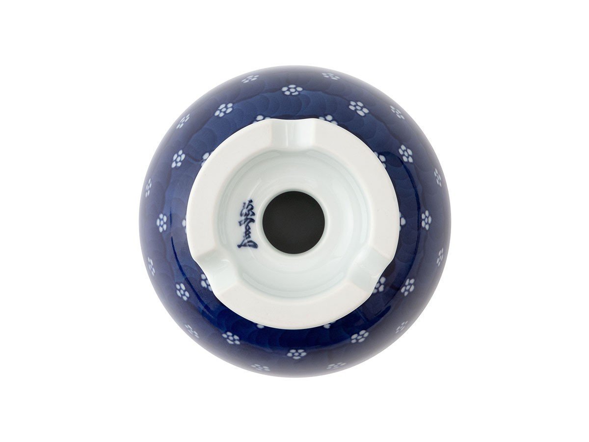 【源右衛門窯/Gen Emon Kiln / GOODS】の染付梅地紋 植木鉢 / 染付梅地紋 植木鉢 インテリア・キッズ・メンズ・レディースファッション・服の通販 founy(ファニー) 　送料無料　Free Shipping　フォルム　Silhouette, Form　ホーム・キャンプ・アウトドア・お取り寄せ　Home Living / Home & Lifestyle / Camping Gear / Outdoor Camping　家具・インテリア　Home Furniture & Interior. Stylish & Functional Living Spaces　その他 インテリア雑貨、家具　Home Decor & Furniture Extras　底面には水抜き用の穴があり、植物を直植えできる仕様です。|ID: prp329100004947804 ipo3291000000037130367