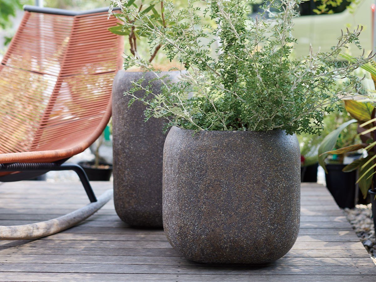 【コントン/KONTON / GOODS】のSANDY / サンディ ラウンドピラー インテリア・キッズ・メンズ・レディースファッション・服の通販 founy(ファニー) 　送料無料　Free Shipping　ガラス　Glass, Glassware　ストーン　Stone, Gem-Like　テクスチャー　Texture, Textured Fabric　パウダー　Powder, Soft Tone　フォルム　Silhouette, Form　ラウンド　Round, Round Neck　軽量　Lightweight, Ultra Light　ホーム・キャンプ・アウトドア・お取り寄せ　Home Living / Home & Lifestyle / Camping Gear / Outdoor Camping　家具・インテリア　Home Furniture & Interior. Stylish & Functional Living Spaces　その他 インテリア雑貨、家具　Home Decor & Furniture Extras　手前:同シリーズの「ラウンドキューブ」、奥:本商品|ID: prp329100004948080 ipo3291000000037131963