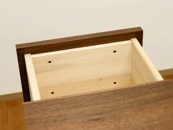 【フライミー ヴェール/FLYMEe vert / GOODS】のMAGAZINE RACK / マガジンラック #15509 インテリア・キッズ・メンズ・レディースファッション・服の通販 founy(ファニー) 　雑誌　Magazine, Fashion Magazine　ホーム・キャンプ・アウトドア・お取り寄せ　Home Living / Home & Lifestyle / Camping Gear / Outdoor Camping　家具・インテリア　Home Furniture & Interior. Stylish & Functional Living Spaces　収納家具・キャビネット　Storage Furniture　シェルフ・オープンラック・収納棚　Open Shelf Rack　ホーム・キャンプ・アウトドア・お取り寄せ　Home Living / Home & Lifestyle / Camping Gear / Outdoor Camping　家具・インテリア　Home Furniture & Interior. Stylish & Functional Living Spaces　収納家具・キャビネット　Storage Furniture　本棚・マガジンスタンド　Bookshelf/Magazine Rack　引出しは桐材を箱組みした後にウォールナット材を裏からネジで固定し、頑丈な作りになっています。|ID: prp329100004960234 ipo3291000000037216278