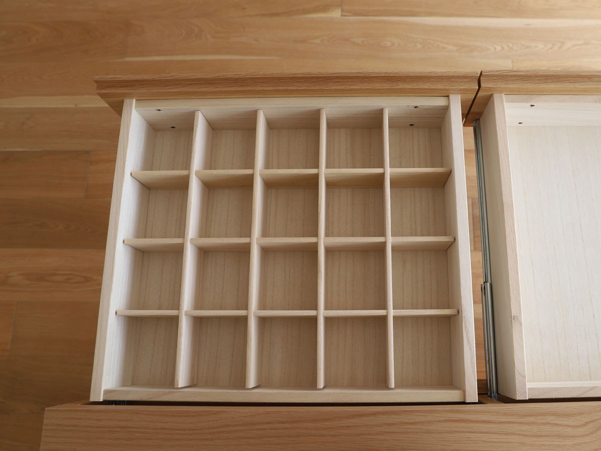 【フライミー ヴェール/FLYMEe vert / GOODS】のLOW CHEST / ローチェスト #106789 インテリア・キッズ・メンズ・レディースファッション・服の通販 founy(ファニー) 　アクセサリー　Fashion Accessories　スタンダード　Standard, Basic　ボックス　Boxy, Box Shape　ホーム・キャンプ・アウトドア・お取り寄せ　Home Living / Home & Lifestyle / Camping Gear / Outdoor Camping　家具・インテリア　Home Furniture & Interior. Stylish & Functional Living Spaces　収納家具・キャビネット　Storage Furniture　チェスト・収納引き出し　Drawers / Storage Chest　右側の小引出しには、小物や下着、アクセサリー類などを収納する際に便利なボックスが付属します。|ID: prp329100004960236 ipo3291000000037216297