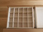 【フライミー ヴェール/FLYMEe vert / GOODS】のLOW CHEST / ローチェスト #106789 右側の小引出しには、小物や下着、アクセサリー類などを収納する際に便利なボックスが付属します。|ID: prp329100004960236 ipo3291000000037273841