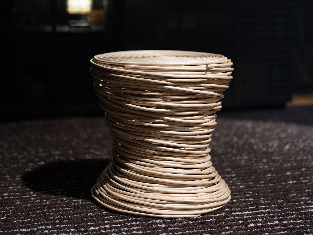 【シカダ シツライ ラタン/SHIKADA SHITSURAI RATTAN / GOODS】のKK Series Spiral Stool / 隈研吾シリーズ スパイラルスツール インテリア・キッズ・メンズ・レディースファッション・服の通販 founy(ファウニー) 　送料無料　Free Shipping　フォルム　Silhouette, Form　モダン　Modern, Contemporary　ラタン　Rattan, Woven Rattan　ランダム　Random, Irregular　ホーム・キャンプ・アウトドア・お取り寄せ　Home Living / Home & Lifestyle / Camping Gear / Outdoor Camping　家具・インテリア　Home Furniture & Interior. Stylish & Functional Living Spaces　チェア・椅子　Seating & Chairs　スツール・バースツール　Stools & Bar Stools　ナチュラル|ID: prp329100004967757 ipo3291000000037260856