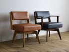 【イージーライフ/Easy Life / GOODS】のCAIN CHAIR / カイン 回転チェア 肘付(ウォールナット材) 左:同シリーズの「肘無タイプ(オーク材)」、右:本商品|ID: prp329100004967966 ipo3291000000037261587