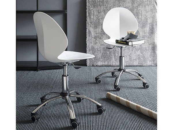 【カリガリス/Calligaris / GOODS】のBASIL / バジル 樹脂シート CS/1856 180 インテリア・キッズ・メンズ・レディースファッション・服の通販 founy(ファウニー) 　送料無料　Free Shipping　モチーフ　Motif, Design Theme　ホーム・キャンプ・アウトドア・お取り寄せ　Home Living / Home & Lifestyle / Camping Gear / Outdoor Camping　家具・インテリア　Home Furniture & Interior. Stylish & Functional Living Spaces　チェア・椅子　Seating & Chairs　ダイニングチェア・木製チェア　Dining Chairs　シートカラー「P94 マットオプティックホワイト」参考イメージ|ID: prp329100004968670 ipo3291000000037263925