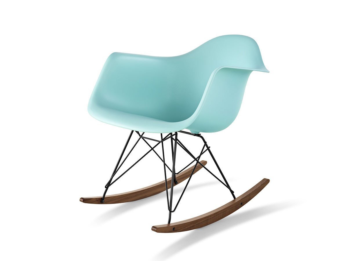 【ハーマンミラー/Herman Miller / GOODS】のEames Molded Plastic Arm Shell Chair / イームズ プラスチックアームシェルチェア ロッカーベース RAR. インテリア・キッズ・メンズ・レディースファッション・服の通販 founy(ファウニー) 　シンプル　Simple, Minimal　人気　Popular, Best Seller　フォルム　Silhouette, Form　ホーム・キャンプ・アウトドア・お取り寄せ　Home Living / Home & Lifestyle / Camping Gear / Outdoor Camping　家具・インテリア　Home Furniture & Interior. Stylish & Functional Living Spaces　チェア・椅子　Seating & Chairs　ロッキングチェア・ゆりかご椅子　Rocking Chairs & Gliders　シェルアクアスカイ、ベースブラック、ウッドウォールナット|ID: prp329100004968909 ipo3291000000037264767