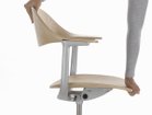 【ヴィトラ/Vitra / GOODS】のMynt / ミント プライウッド 4スターベース グライド 使う人の体重や身体の動きに応じて、シートとバックレストが独立して前後に傾きます。|ID: prp329100004968912 ipo3291000000037264791