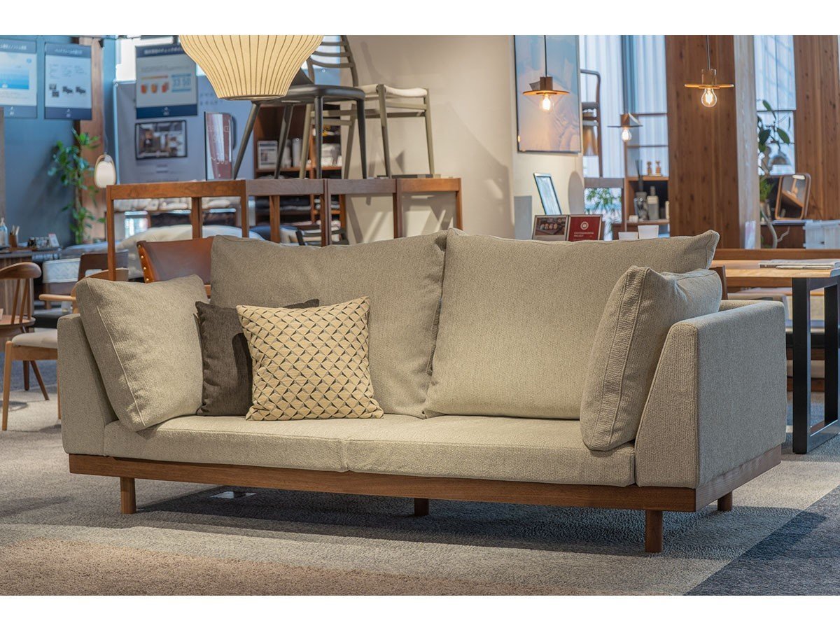 【マスターウォール/MASTERWAL / GOODS】のDANISH GRANDE SOFA / デニッシュ グランデ ソファ ダブルアーム 2シーター195 インテリア・キッズ・メンズ・レディースファッション・服の通販 founy(ファウニー) 　クッション　Cushion, Throw Pillow　ダブル　Double, Double-Breasted　フェザー　Feather, Feather Detail　ホーム・キャンプ・アウトドア・お取り寄せ　Home Living / Home & Lifestyle / Camping Gear / Outdoor Camping　家具・インテリア　Home Furniture & Interior. Stylish & Functional Living Spaces　ソファー　Couches & Sofas　張地:クスクス TG302 パールグレー(ファブリック4)、フレーム:ウォールナット|ID: prp329100004970059 ipo3291000000037272606