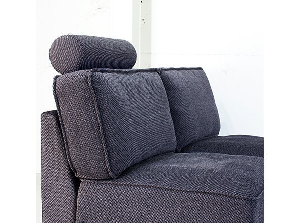 【フランネルソファ/FLANNEL SOFA / GOODS】のQUATT ONE ARM SOFA / クアット 2人掛け片肘ソファ インテリア・キッズ・メンズ・レディースファッション・服の通販 founy(ファウニー) 　クッション　Cushion, Throw Pillow　シンプル　Simple, Minimal　フェザー　Feather, Feather Detail　フォルム　Silhouette, Form　ホーム・キャンプ・アウトドア・お取り寄せ　Home Living / Home & Lifestyle / Camping Gear / Outdoor Camping　家具・インテリア　Home Furniture & Interior. Stylish & Functional Living Spaces　ソファー　Couches & Sofas　オプションのヘッドレストはソファと同色張地となります。別張地をご希望の場合はお問合せください。|ID: prp329100004970084 ipo3291000000037272821